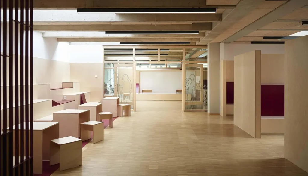 Beleuchtete Sitzmöglichkeiten in einer Schule