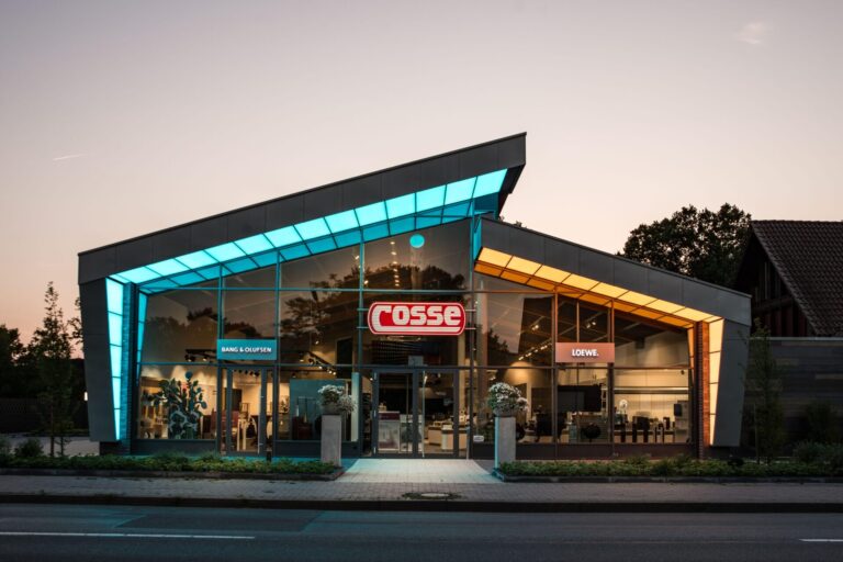 Bunte Außenbeleuchtung eines Gebäudes