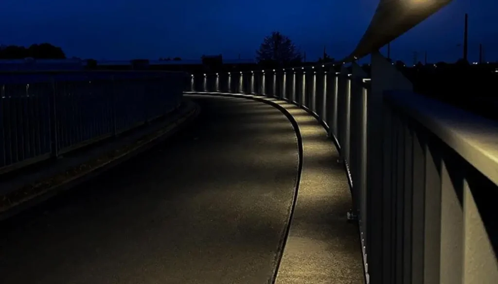 Beleuchtung einer Brücke bei Nacht