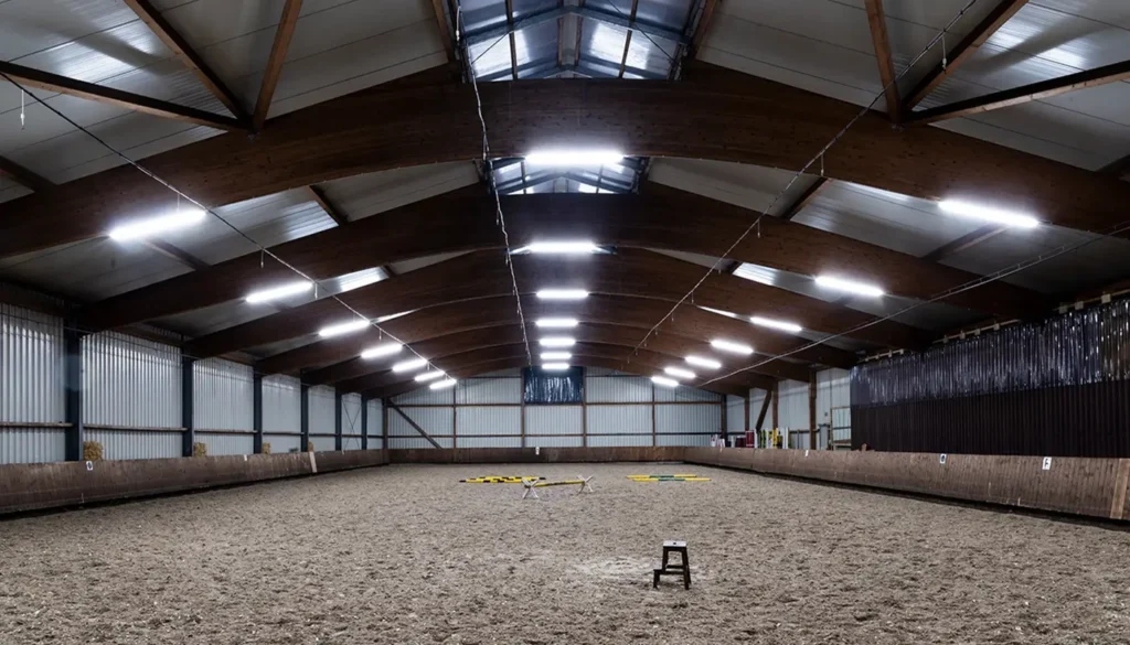 Flutlicht in einer Reithalle