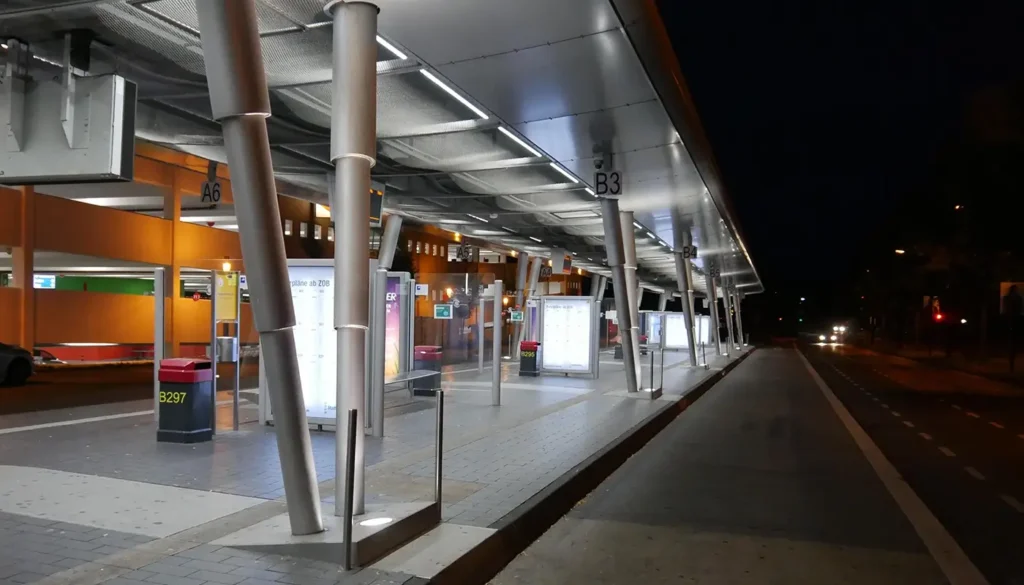 Lichtsystem an einem Busbahnhof