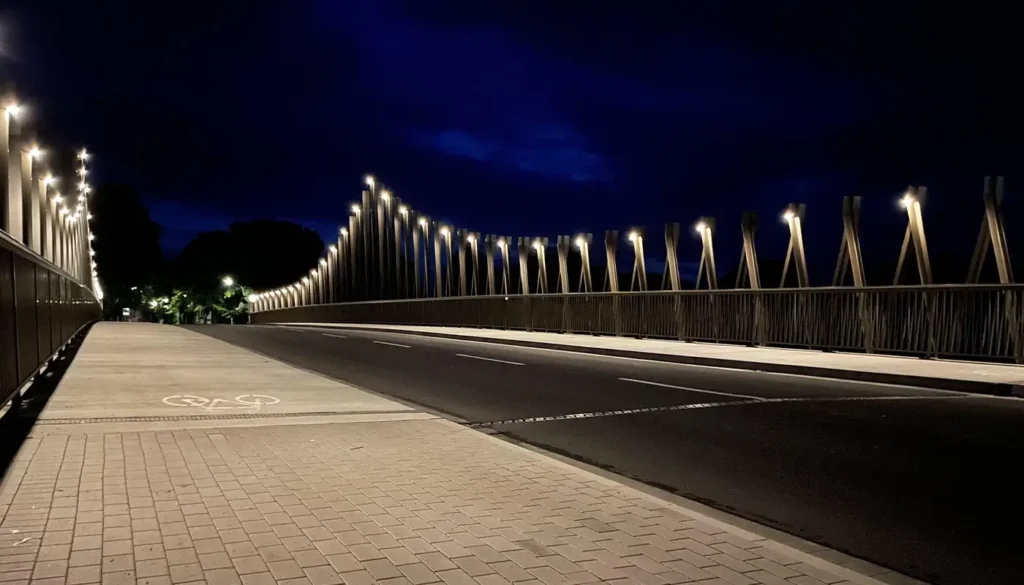Lichtlösungen an einer Brücke