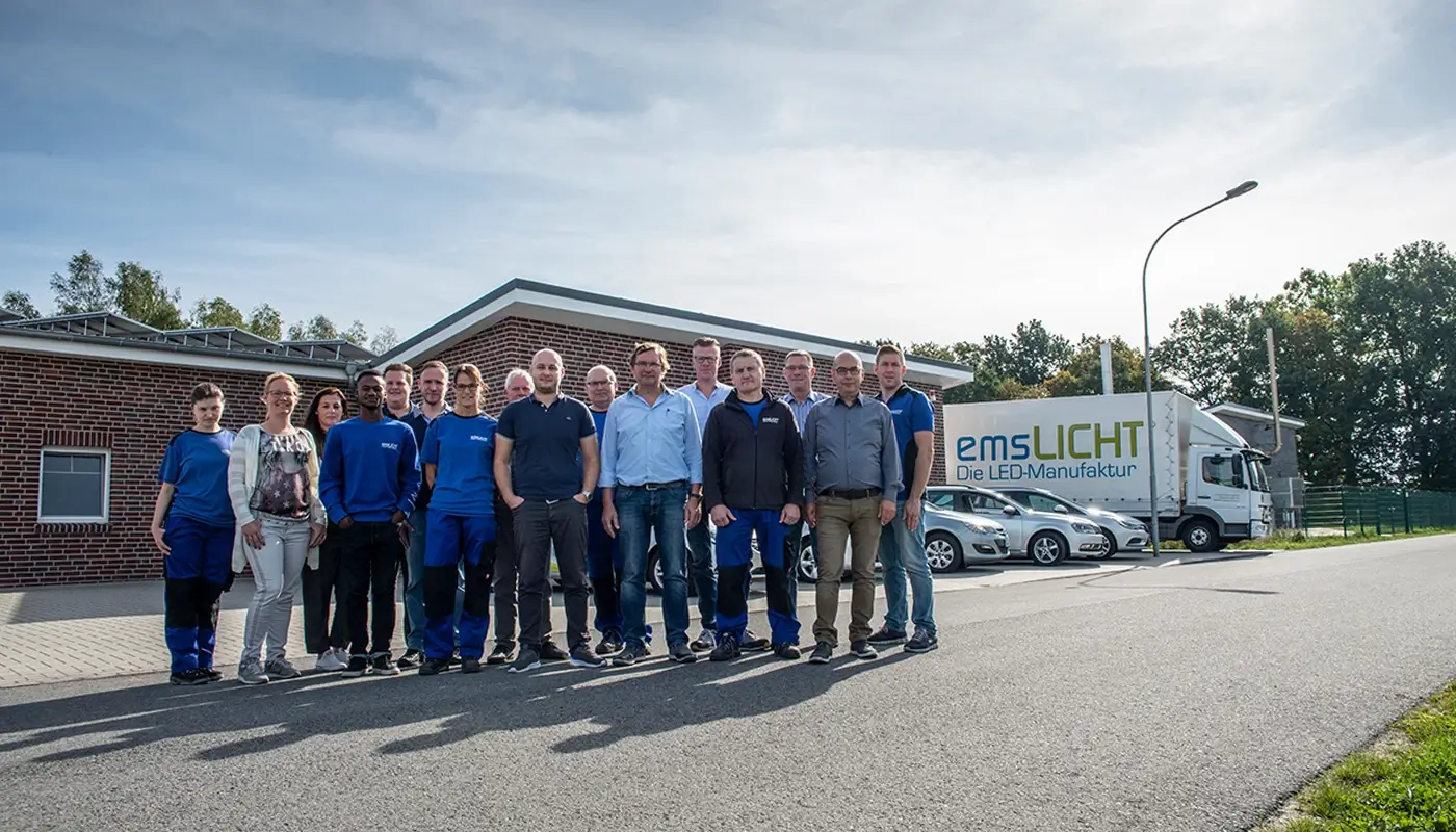 Team von EmsLICHT Gruppenbild vorm Gebäude