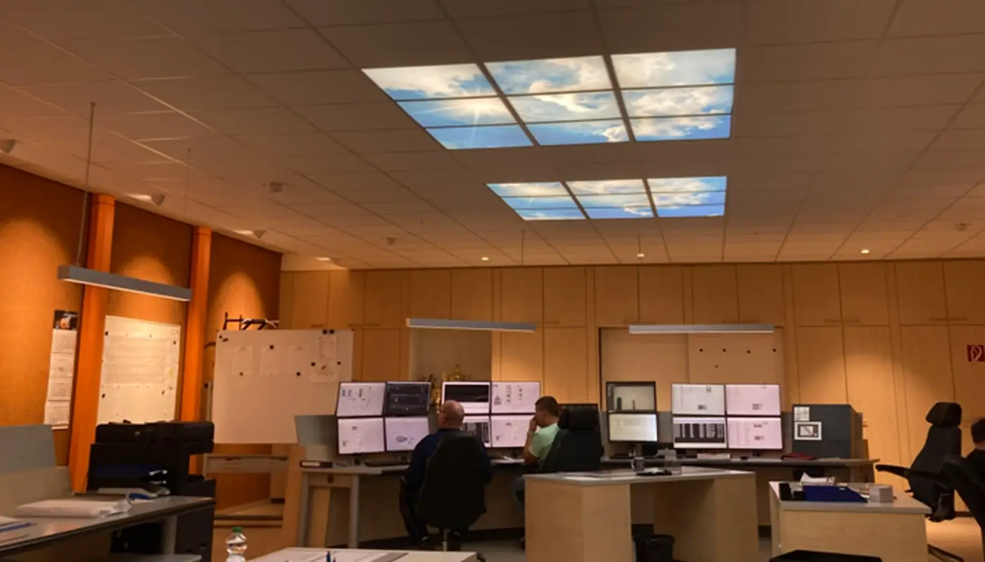 Büro mit Himmelnachbildung an der Decke