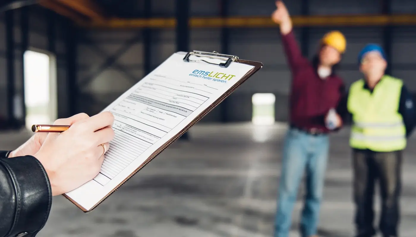 Frau schreibt EmsLICHT Protokoll auf einem Klemmbrett