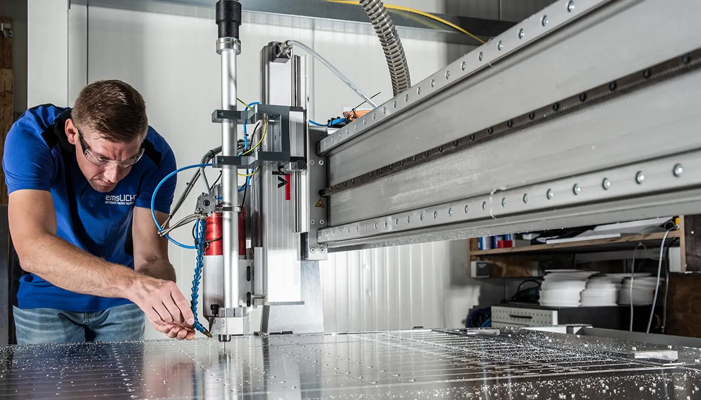 Mann in der Produktion an einer Maschine