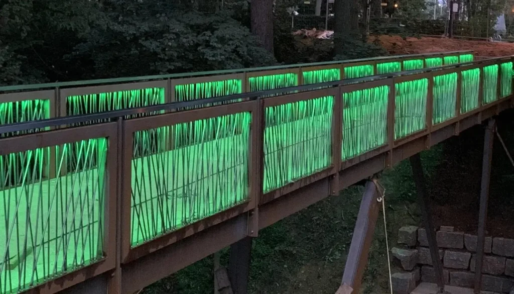 Grüne Akzentbeleuchtung einer Brücke