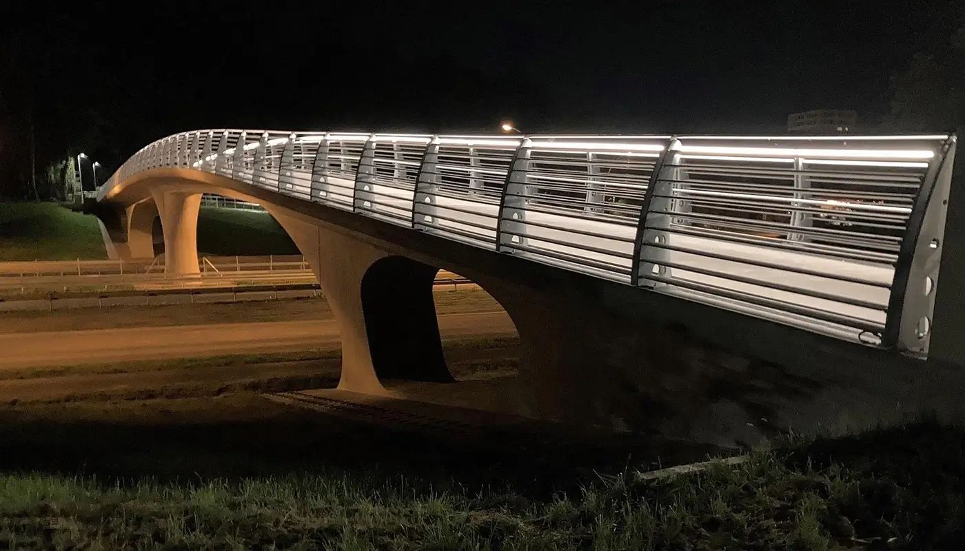 Beleuchtung einer Brücke bei Nacht