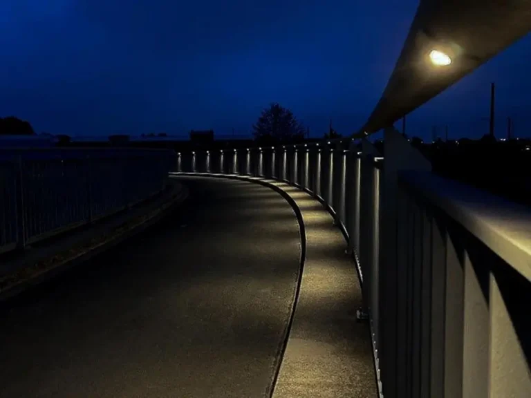 Beleuchtete Brücke bei Nacht