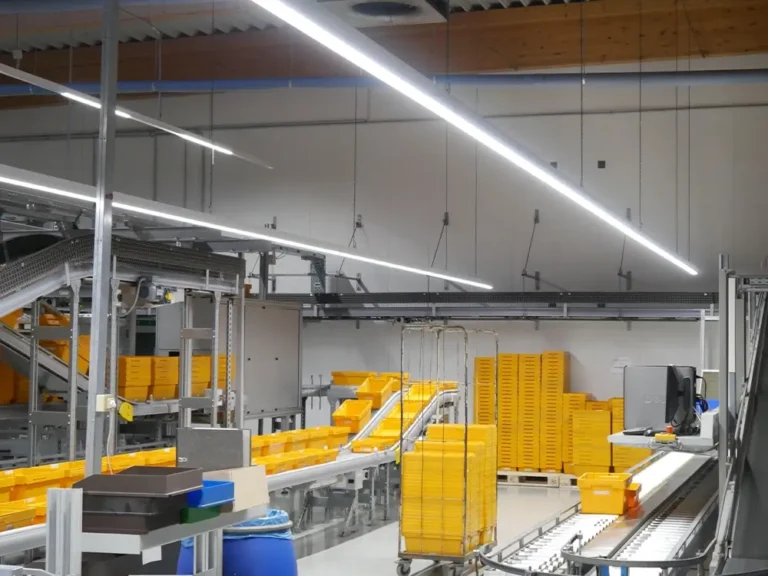 Beleuchtete Produktionshalle