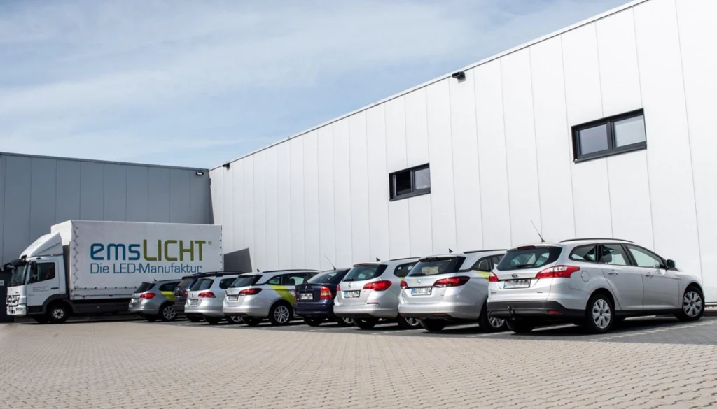 EmsLICHT Fahrzeuge vor der Produktionshalle